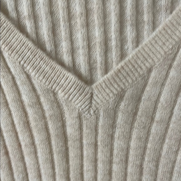 V-Neck Ribbed Cashmere Sweater - Cream, Size M, excellent condition - Picture 3 of 4